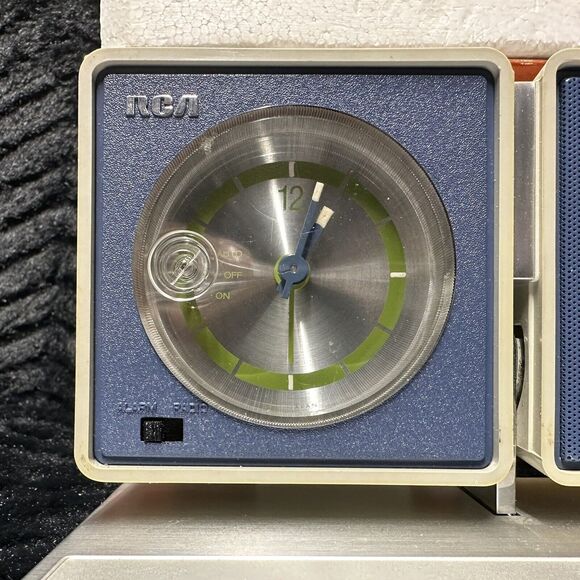 RCA Travel Clock Radio "The Million Miler" Model RZS321A Solid State Aspen Blue - Picture 6 of 16